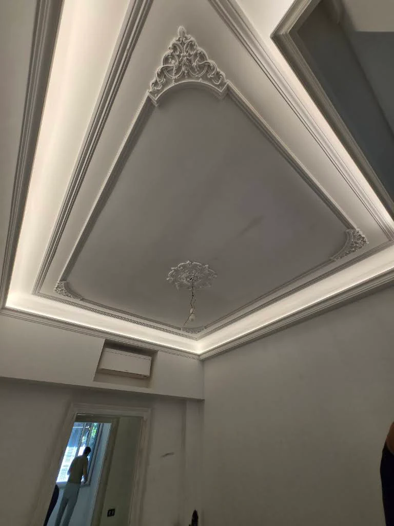 Soffitto decorato con cornici e modanature