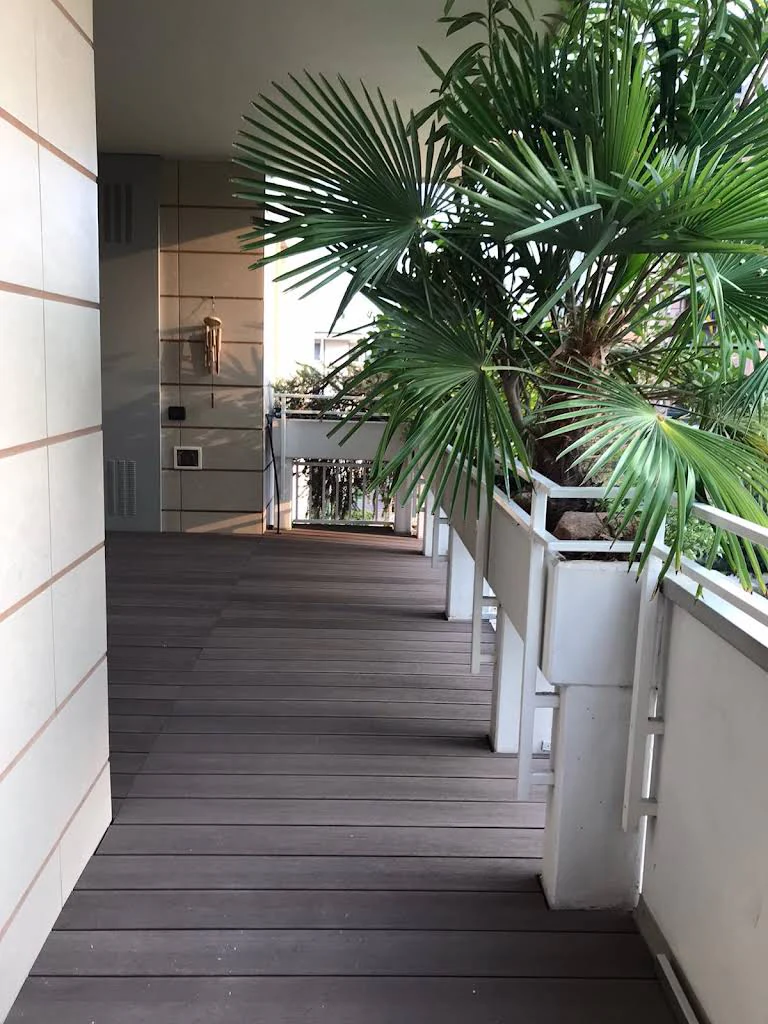 Terrazzo con pavimento in doghe e piante